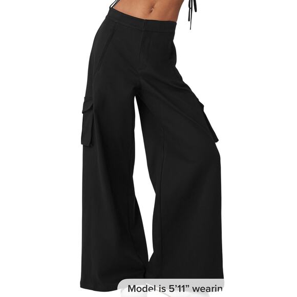 Alo Yoga Pants - Alo Yoga - Show Off Cargo Wide Leg Trouser - Medium - Black (Long)